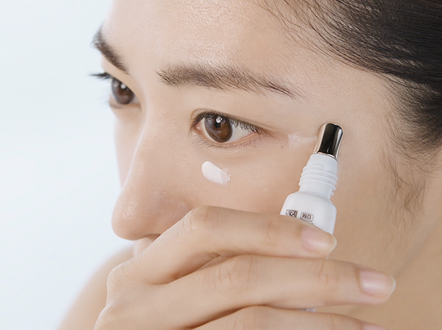 Hướng dẫn: Sử dụng serum dưỡng mắt với đầu thoa tích hợp